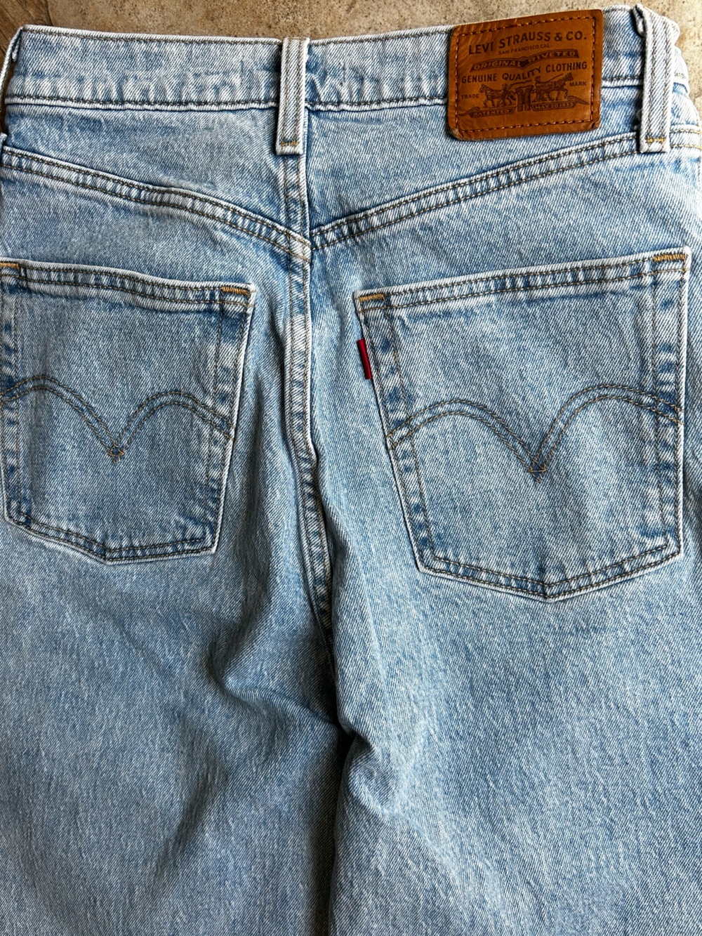 Levi’s Women’s Light Wash Ribcage Straight High-Rise Jeans Size 27 Button Fly - Picture 7 of 11
